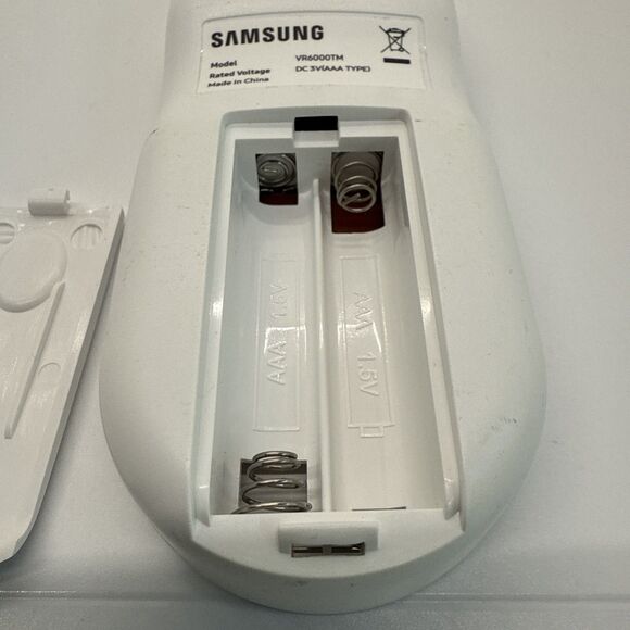 Remote Control - Samsung Jetbot Vacuum Mop VR20T6001MW/AA in White - Picture 4 of 7